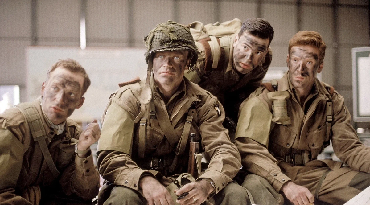 Военные сериалы, которые стоит посмотреть в 2025 году. Кадр из фильма «Братья по оружию», режиссёр Дэвид Фрэнкел, сценарист Эрик Борк / Kinopoisk