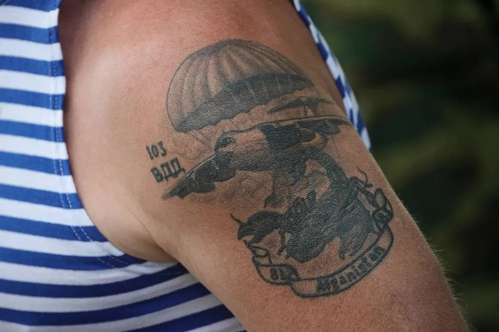 Десантники выбирают для сюжета военные самолёты и парашюты. Фото © ТАСС / Сергей Бобылев