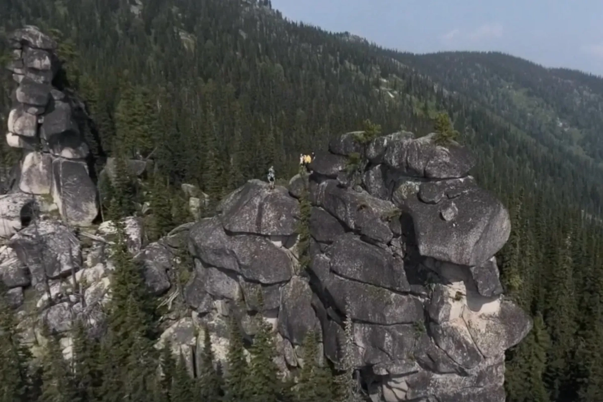 Мегалиты Горной Шории — невероятное произведение природы... Фото © Rutube / МБУ «АРТИП»