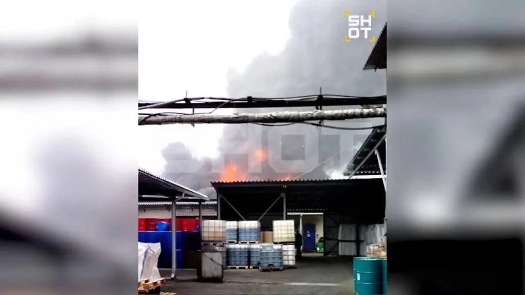 Пожар на заводе. Фото © Telegram / SHOT