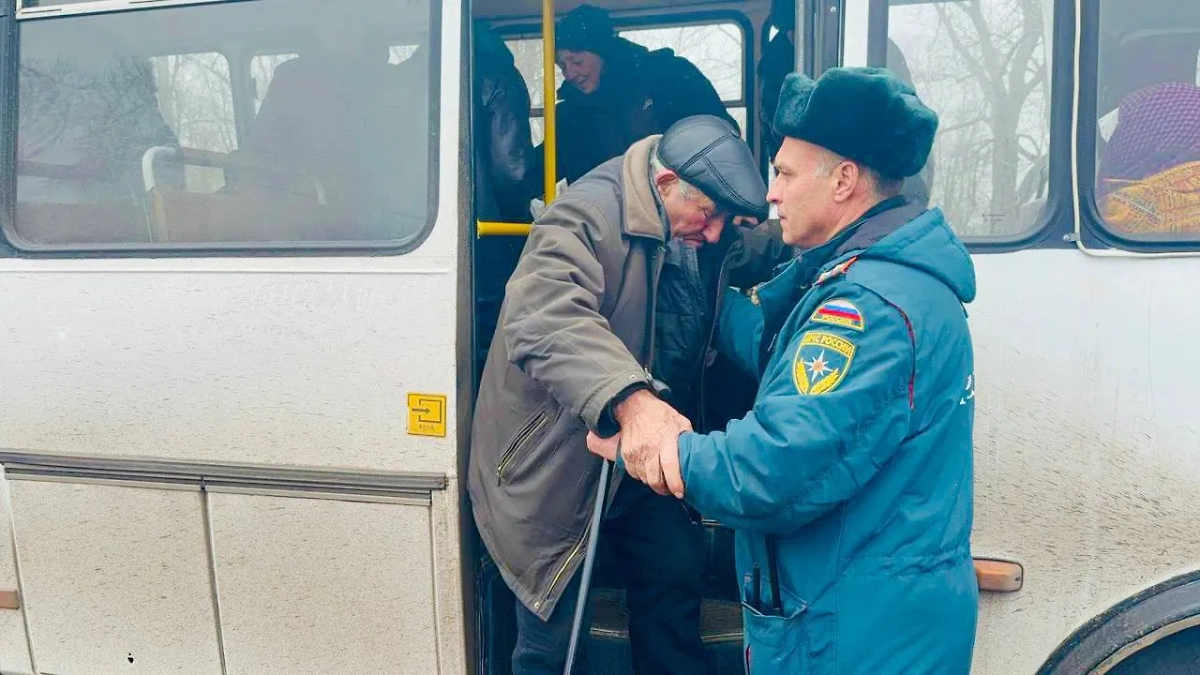 Эвакуированные из Суджи жители Курской области. Обложка © Telegram / Александр Хинштейн