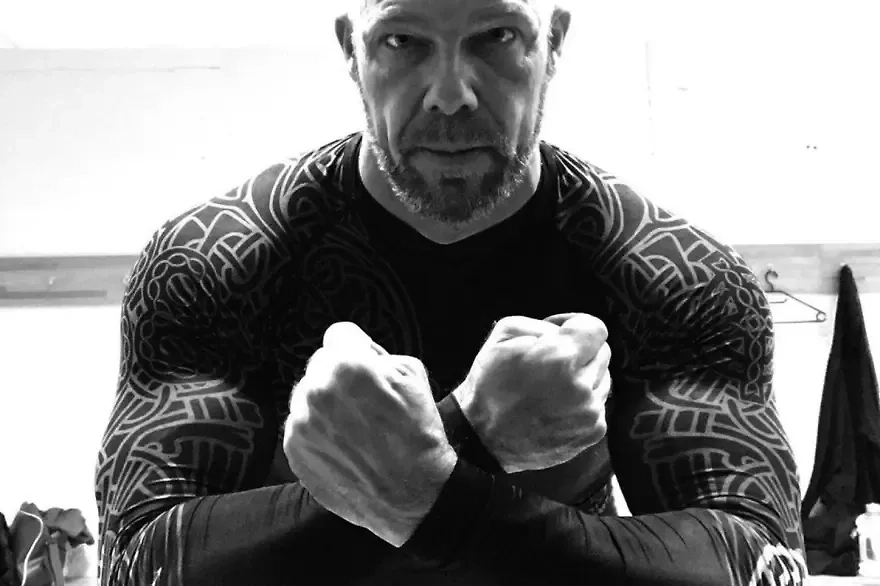 Швейцарский спортсмен и производитель матрасов Петер Патрик Рот в одежде со скрытой нацистской символикой. Фото © swissinfo.ch 