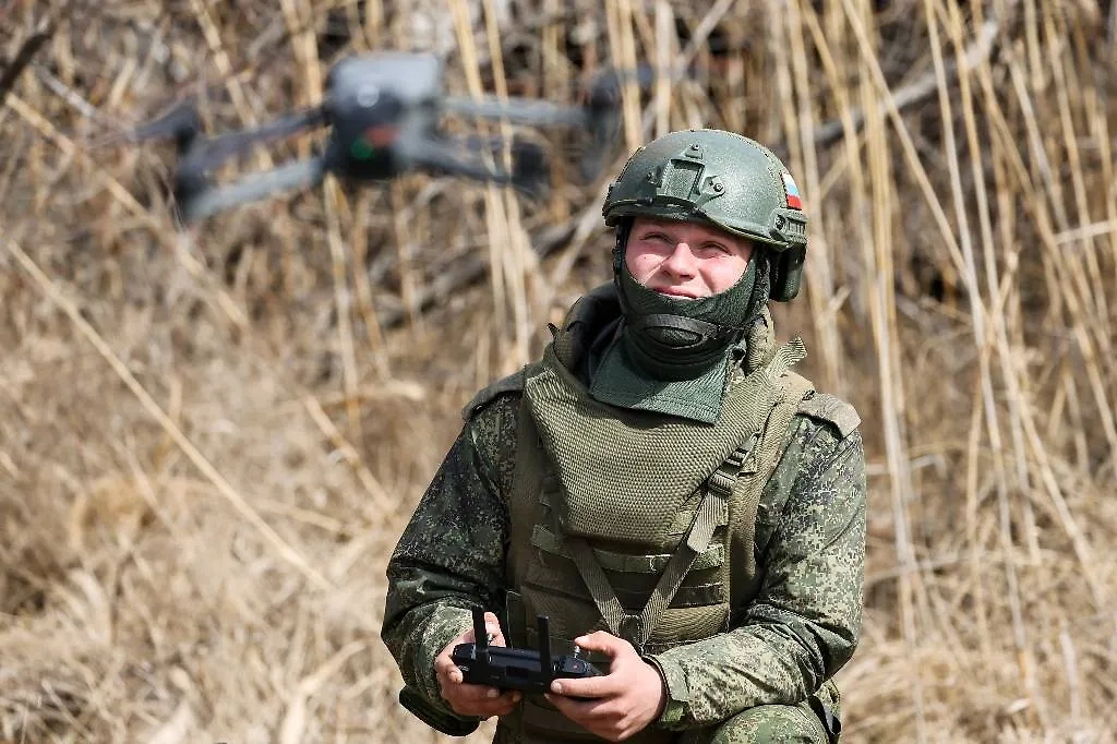 Российский военный в зоне проведения СВО с FPV-дроном. Фото © ТАСС / Алексей Коновалов