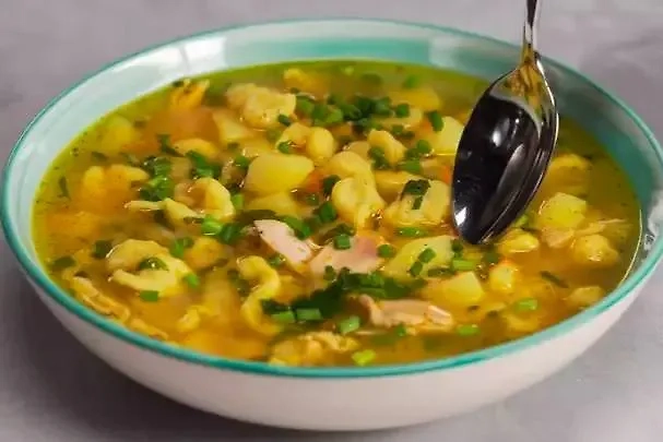 Суп с галушками по старинному рецепту из СССР. Фото © YouTube/ Всегда Вкусно!
