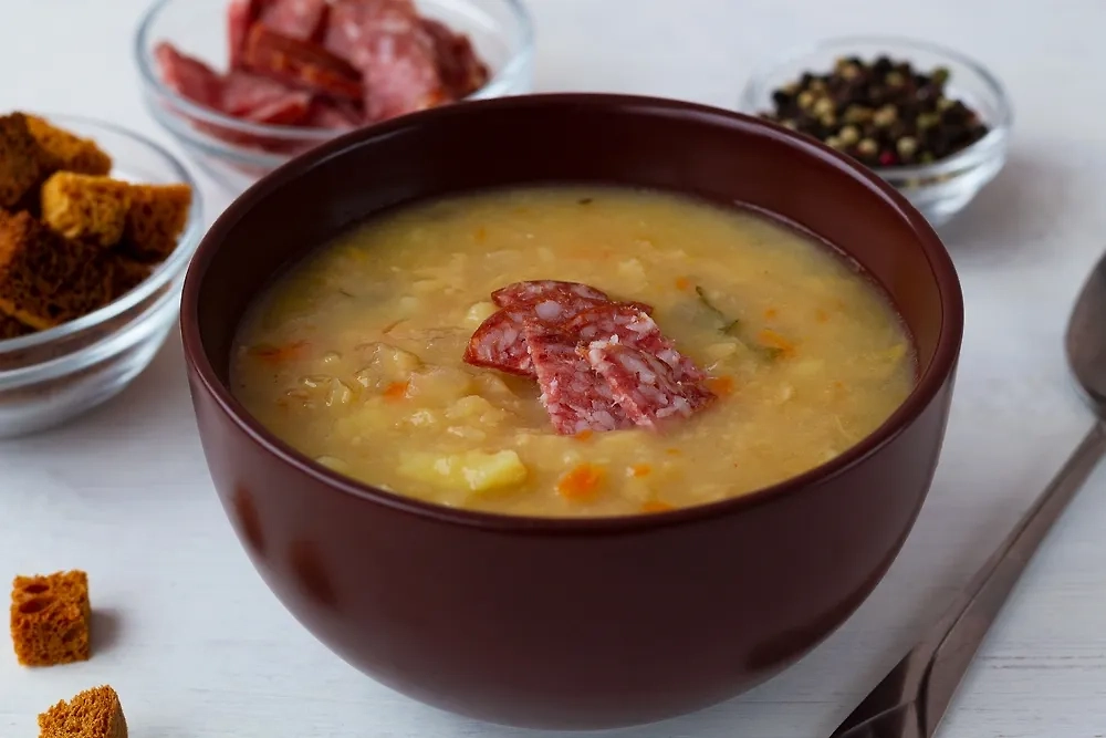 Гороховый суп с копчёностями: традиционный рецепт русской кухни. Фото © Shutterstock / FOTODOM / Tatiana Yashina