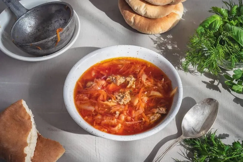 Флотский борщ с тушёнкой: пошаговый рецепт из советской столовой. Фото © Shutterstock / FOTODOM / Elena Pyatkova