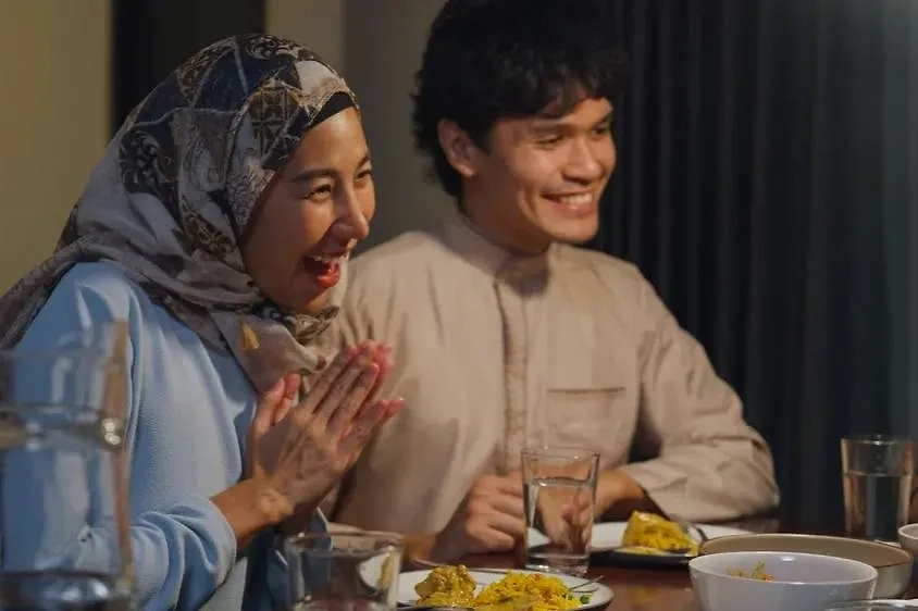 Ураза-байрам проводят в кругу близких, угощают родных, соседей и друзей. Фото © Shutterstock / FOTODOM / Tirachard Kumtanom