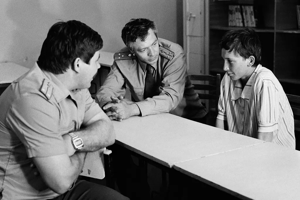 «Страшный дядя-милиционер» не может никуда вас увести, если вам ещё нет 14 лет. Это закон. Фото © ТАСС / И. Шагаутдинов