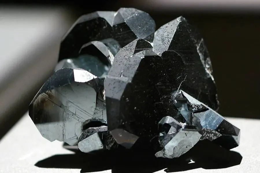 Гематит — это минерал на основе железа. Он для сильных духом, выносливых, но всё равно хрупких людей. Фото © Wikipedia 