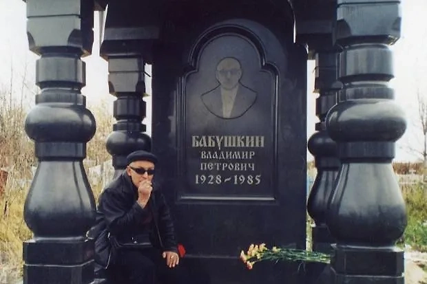 Александр Северов (Север) на могиле Васи Бриллианта. Фото © Knews