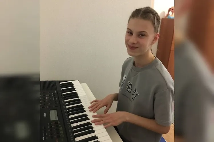 Ульяна играет на подаренном ей синтезаторе. Фото © Прислала kp.ru мама Ульяны