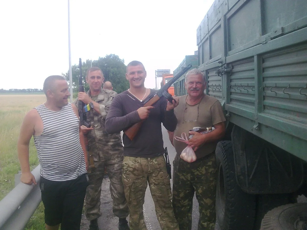 Гаркавый (в центре с ППШ) воюет в Донбассе ещё с 2015 года. Фото © VK / генерал Лейтенант