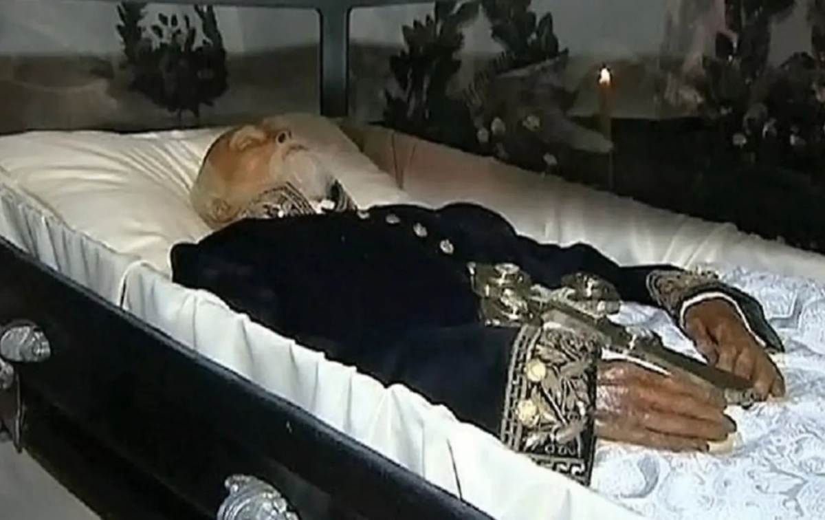 Мумия Пирогова находится в своём склепе в музее (с. Винница). Фото © Youtube / История мира