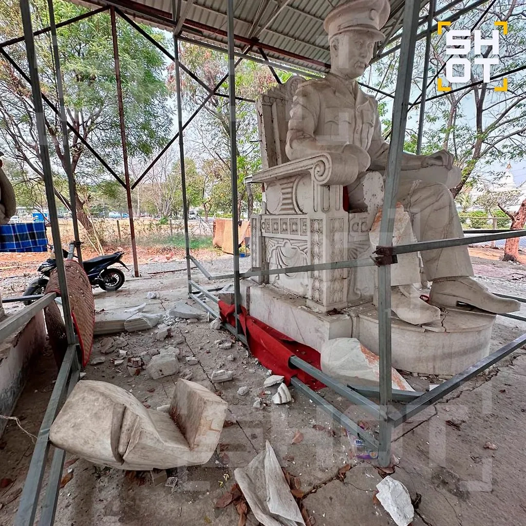 Статуи после землетрясения. Фото © Telegram / SHOT