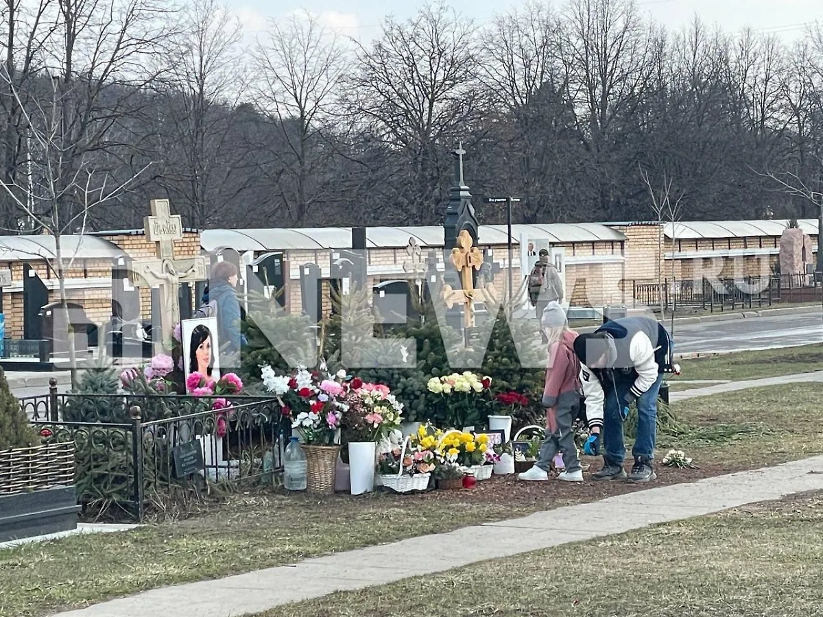 Пётр Чернышёв посетил могилу Анастасии Заворотнюк. Фото © Telrgram / NEWS.ru