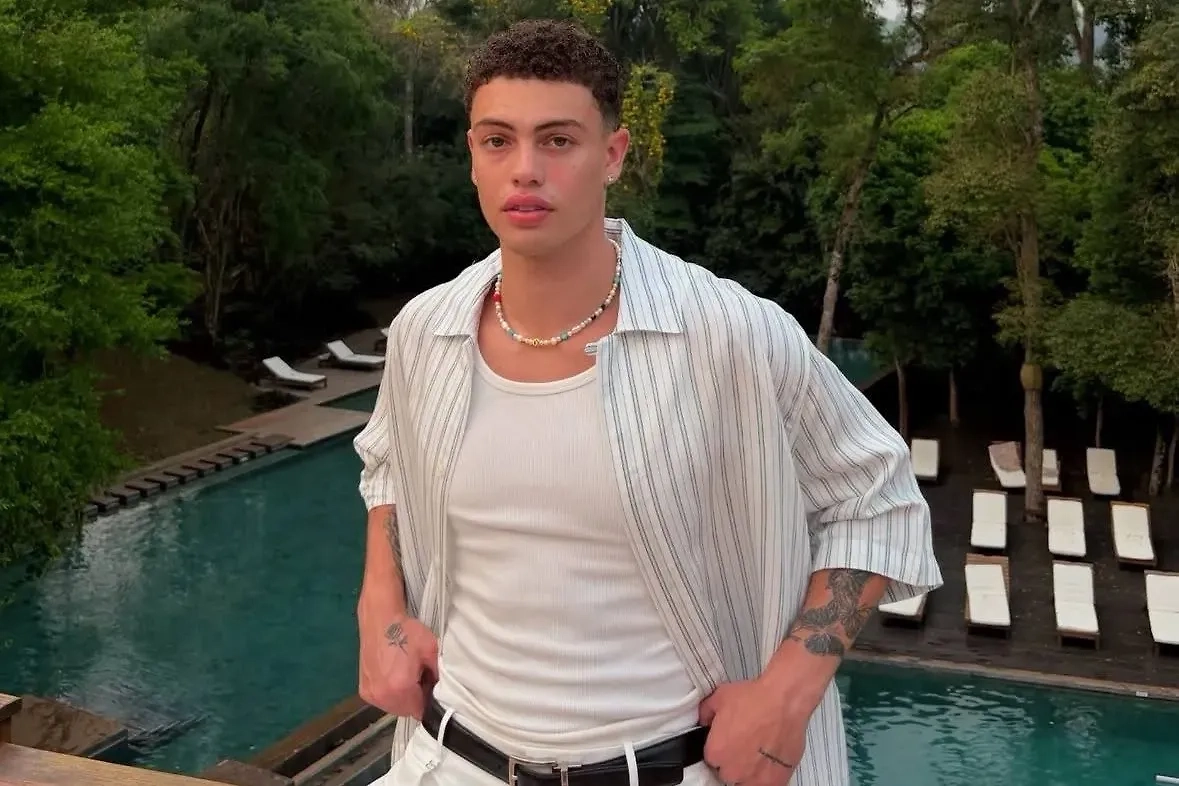 Ксавьер Родригез из Доминиканы поразил всех на конкурсе «Мистер Вселенная» своим национальным костюмом и игрой на пианино. Фото © Instagram (признан экстремистской организацией и запрещён на территории Российской Федерации) / xavierrodriguez