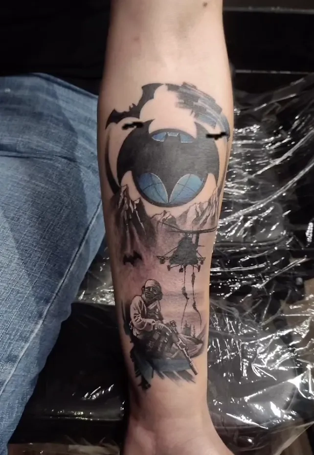 Военные разведчики набивают летучую мышь. Фото © Instagram (признан экстремистской организацией и запрещён на территории Российской Федерации) / black_sails_tattoo