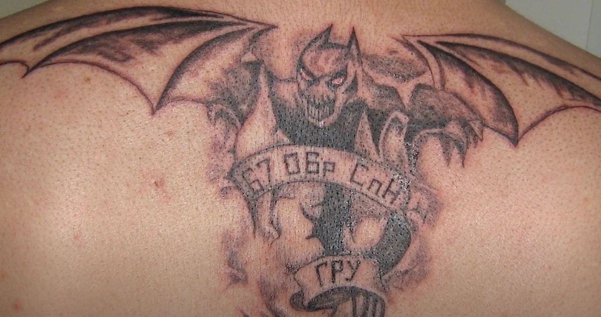 Военные разведчики набивают летучую мышь. Фото © Instagram (признан экстремистской организацией и запрещён на территории Российской Федерации) / black_sails_tattoo Фото © Youtube / Юрец Удалец