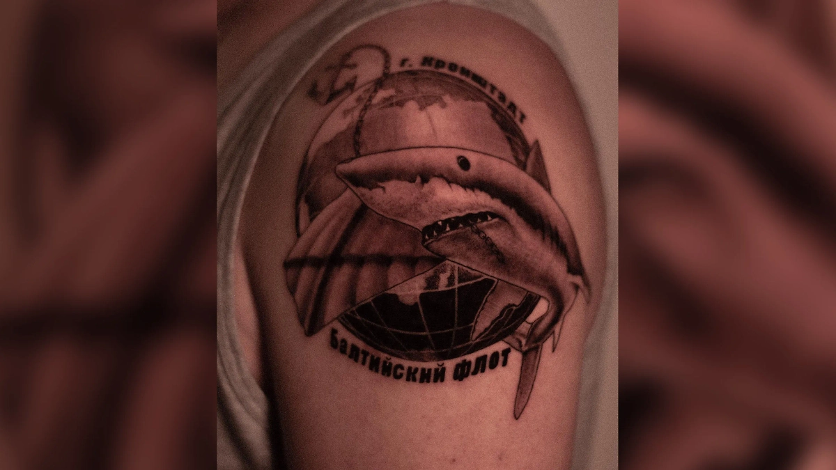 Общевойсковыми татуировками на флоте считаются изображения якорей, моря, компаса. Фото © Instagram (признан экстремистской организацией и запрещён на территории Российской Федерации) / lar_tattoo