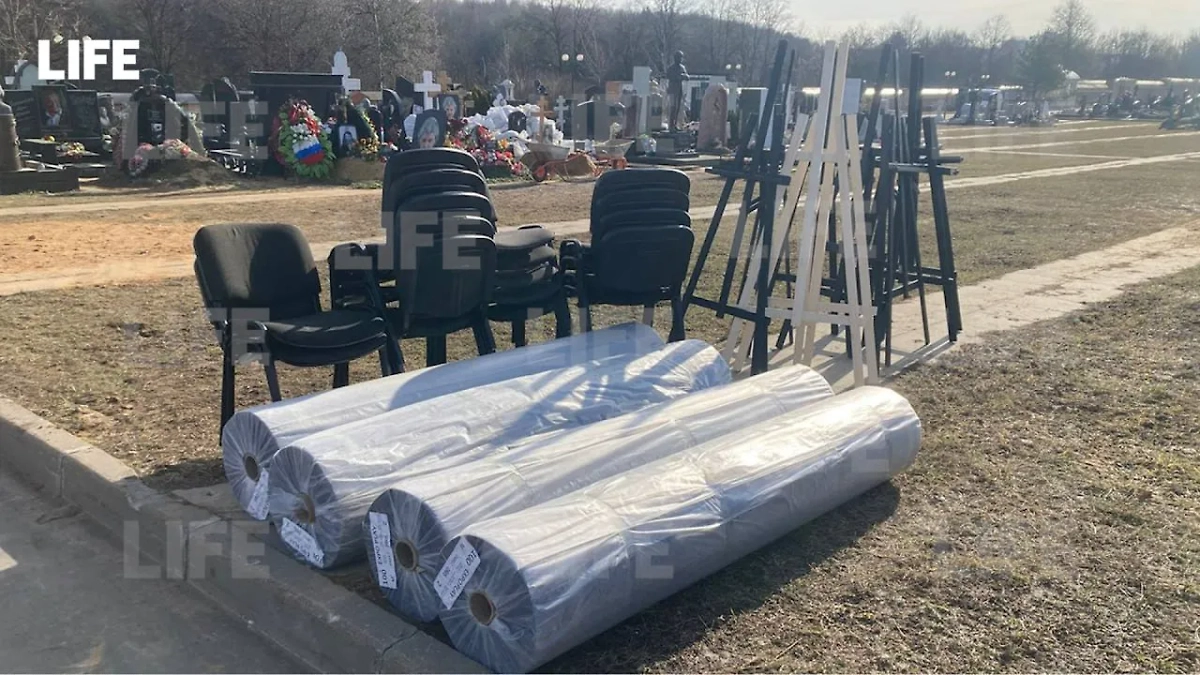 На Троекуровском кладбище идёт подготовка к погребению Бедроса Киркорова. Обложка © Life.ru