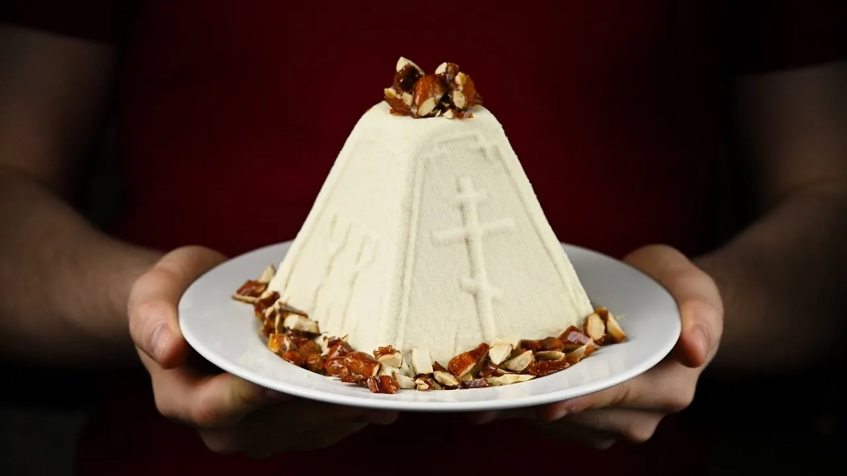 В пасху добавляют разнообразные орехи, цукаты, изюм, курагу. Фото © Youtube / ТАК ВКУСНО!