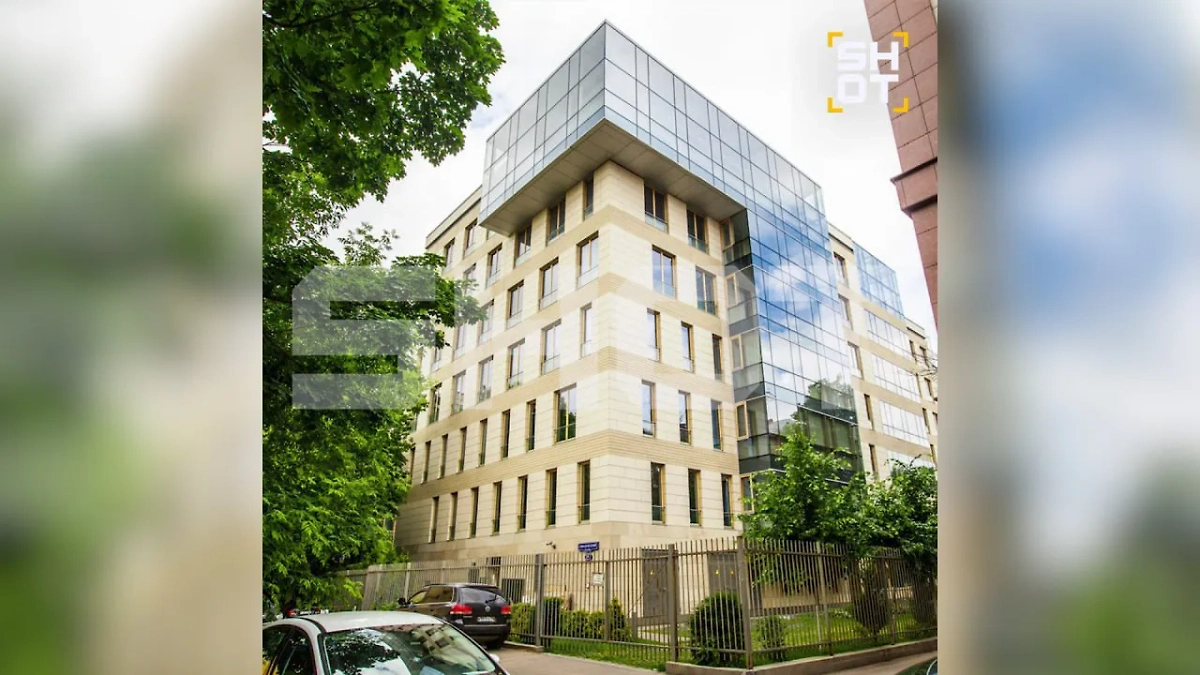 Дом на Смоленском бульваре в Хамовниках, где находится квартира Натальи Кикнадзе. Обложка © SHOT