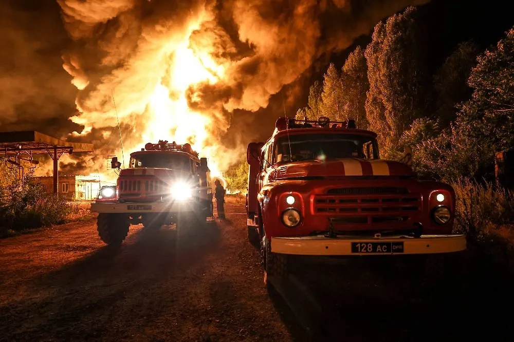 Пожар на российском НПЗ. Фото © ТАСС / Дмитрий Ягодкин