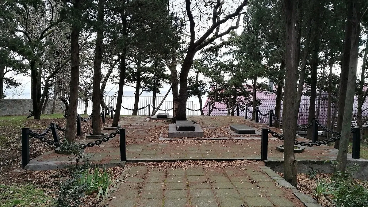 Вид на море с могилы семьи Кёппенов перекрыт кафе. Фото © Wikipedia / Бачерикова Вера