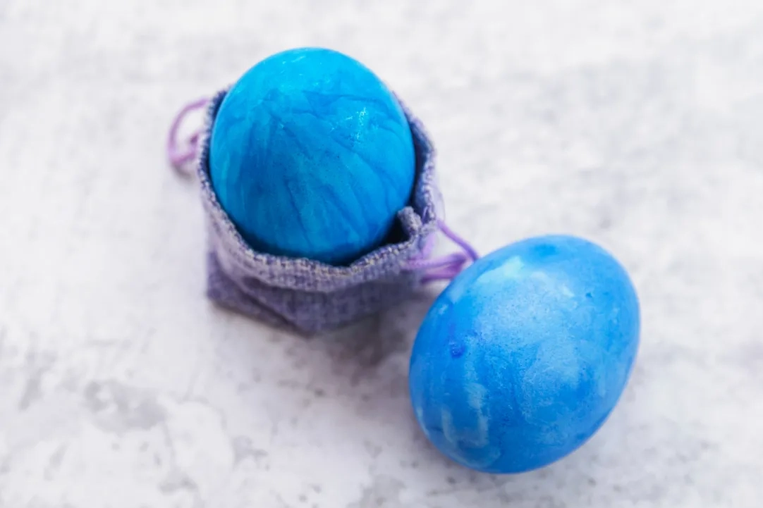 Краснокочанная капуста придаст яйцам ярко-голубой цвет. Фото © Freepik