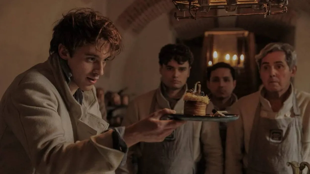 Историческая французская драма о красивом шпионе-поваре. Зарубежные сериалы — самый высокий рейтинг 2025. Фото © imdb.com