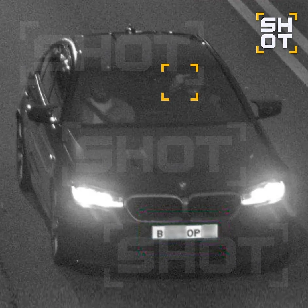 Кокорин показывает неприличный жест. Фото © Telegram / SHOT