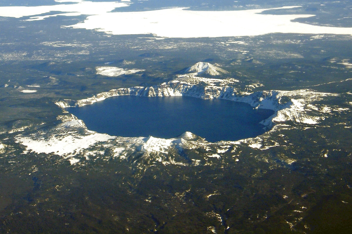 Вулканическая кальдера Мазама в штате Орегон (США), образовавшая озеро Crater Lake («Кратерное озеро»). Фото © Wikipedia / Mike Doukas