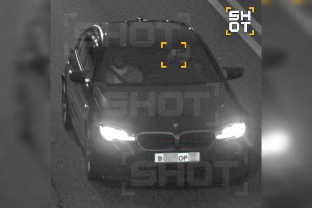 Кокорин показывает неприличный жест. Фото © Telegram / SHOT