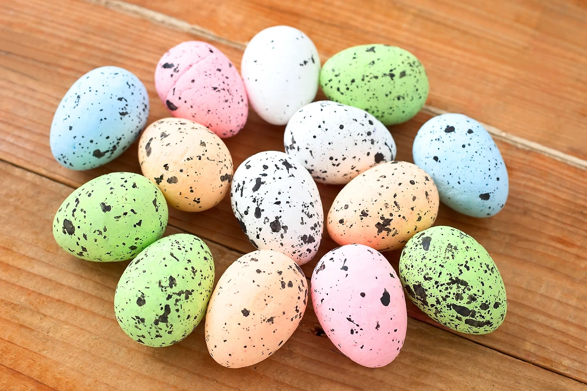 Есть простой способ сделать яйца пятнистыми. Фото © Shutterstock / FOTODOM / rainbow33