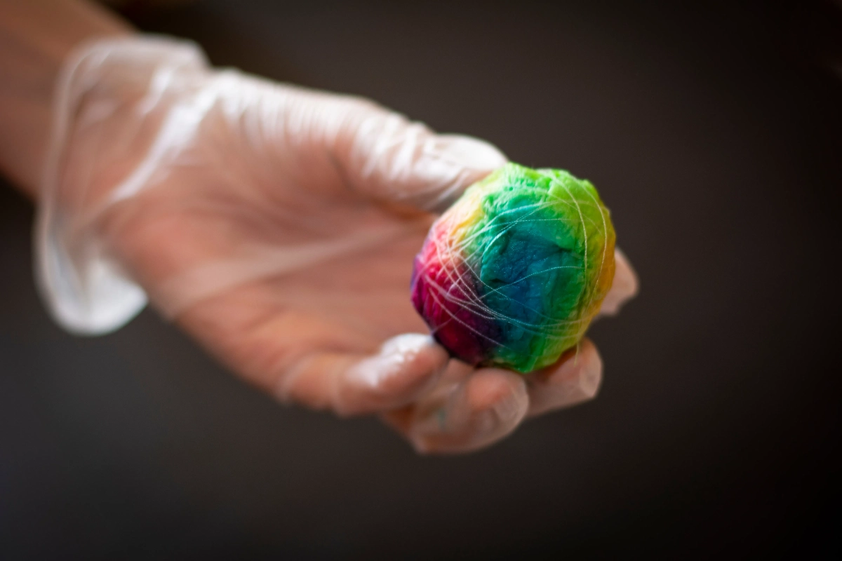 Нити шерсти в кипятке окрасят яйца в необычный переливчатый цвет. Фото © Shutterstock / FOTODOM / romafa