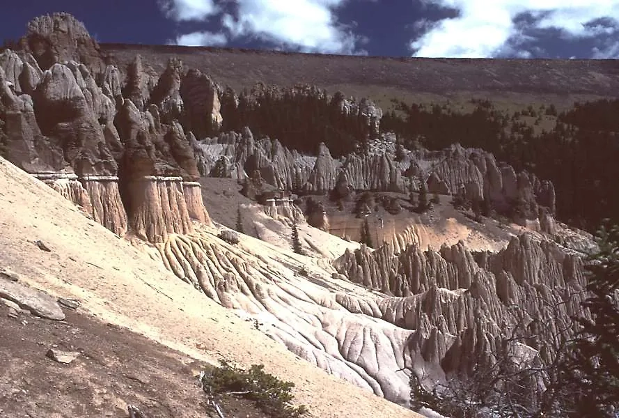 Туфовый каньон Фиш, образованный после извержения кальдеры Ла-Гарита в США. Фото © Wikipedia / G. Thomas. 