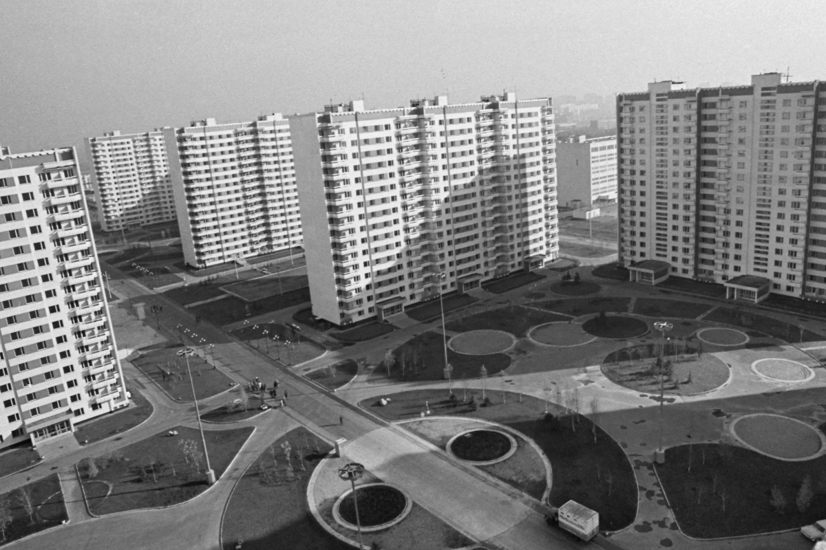 Советские многоэтажки и еврейский выбор третьего этажа. Фото © ТАСС / Александр Яковлев