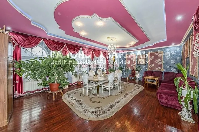 Интерьеры в особняках коркинских цыган. Фото © Сайт объявлений «Районы кварталы»