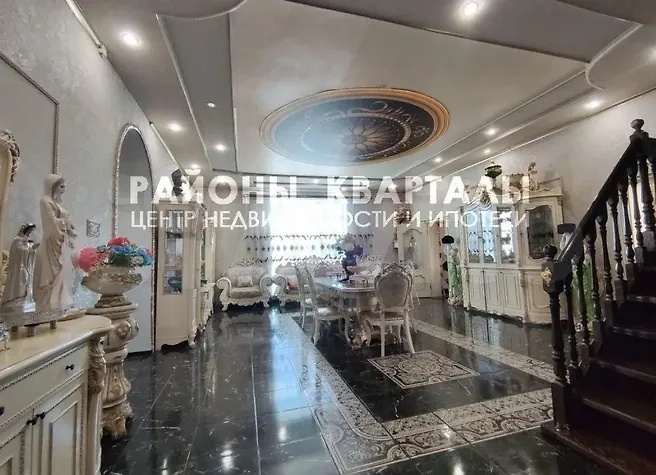 Интерьеры в особняках коркинских цыган. Фото © Сайт объявлений «Районы кварталы»