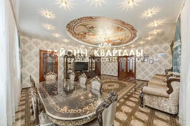 Интерьеры в особняках коркинских цыган. Фото © Сайт объявлений «Районы кварталы»