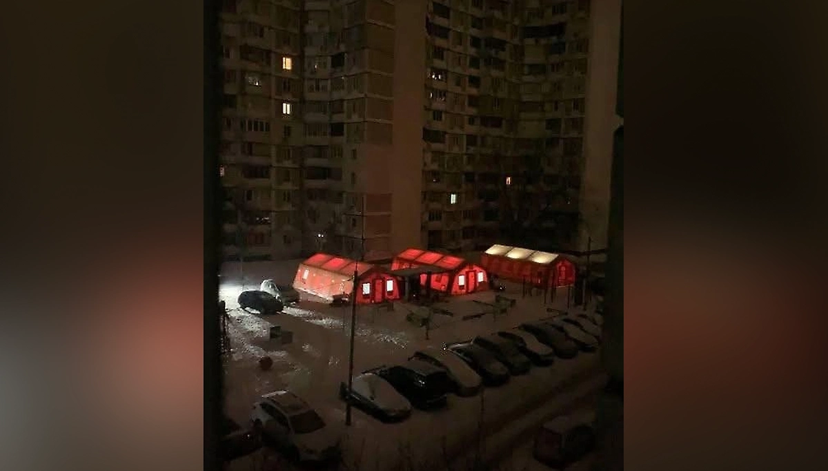 Киевляне ходят греться в так называемые пункты незламности — палатки, где работают электрогенераторы и калориферы, и наливают горячий чай. Фото © Facebook (признан экстремистской организацией и запрещён на территории Российской Федерации) / Клуб для тех, кто головой не только ест