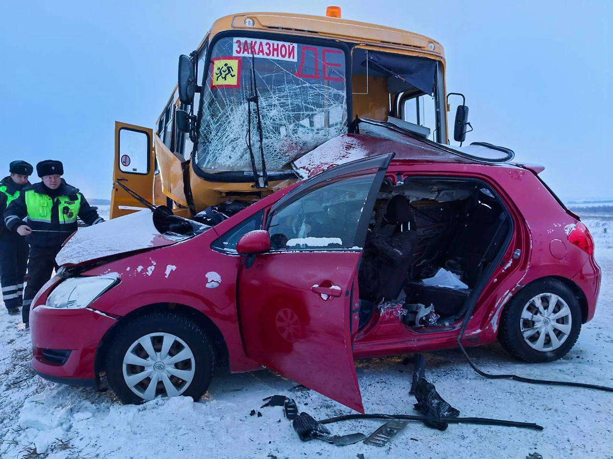 В ДТП с автобусом в Красноярском крае погибла женщина и пострадал ребёнок. Обложка © Telegram / МВД24