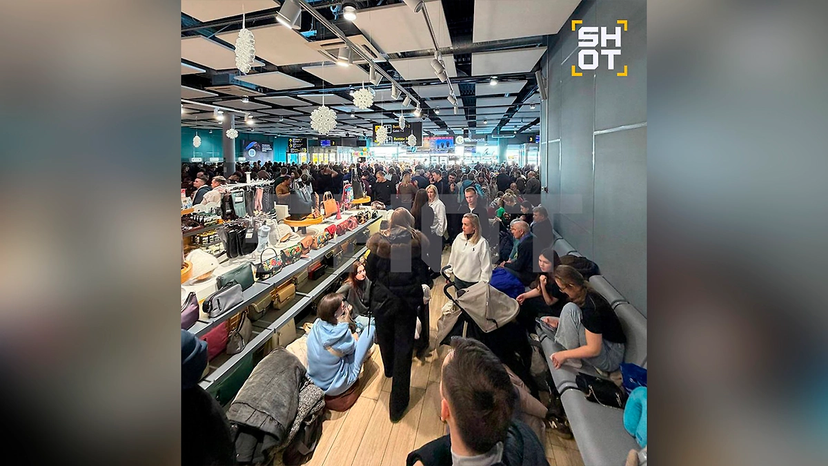 Огромные очереди в краснодарском аэропорту. Фото © SHOT