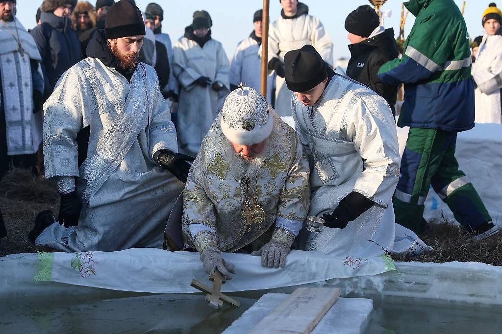 Чем так особенна святая вода, которую собрали на Крещение Господне? Фото © ТАСС / Донат Сорокин