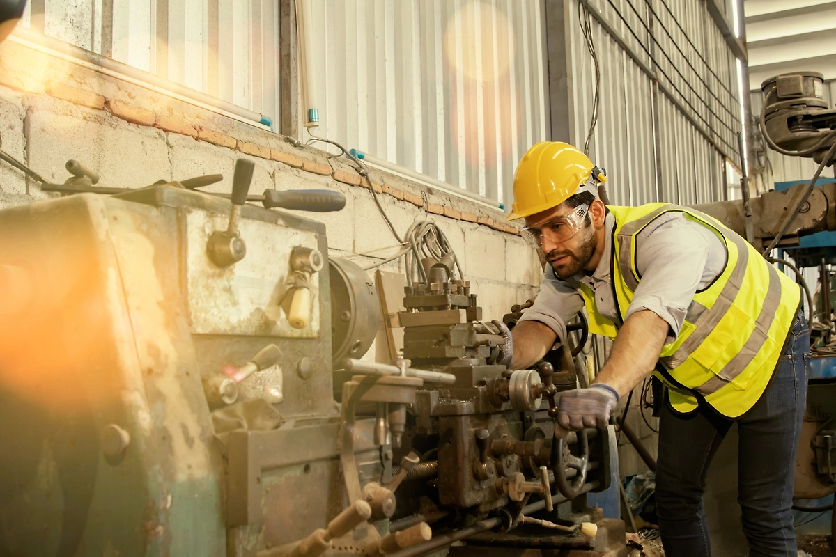 Норма рабочего времени в январе 2026 при пятидневке. Фото © Shutterstock / FOTODOM / chalermphon_tiam