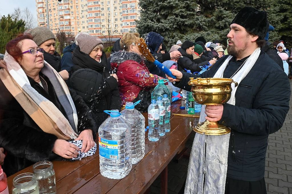 Чудодейственные свойства крещенской воды.  Фото © ТАСС / Игорь Онучин