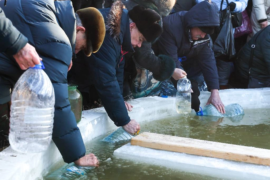 Как РПЦ относится к тому, что верующие набирают крещенскую воду домой? Фото © ТАСС / Донат Сорокин