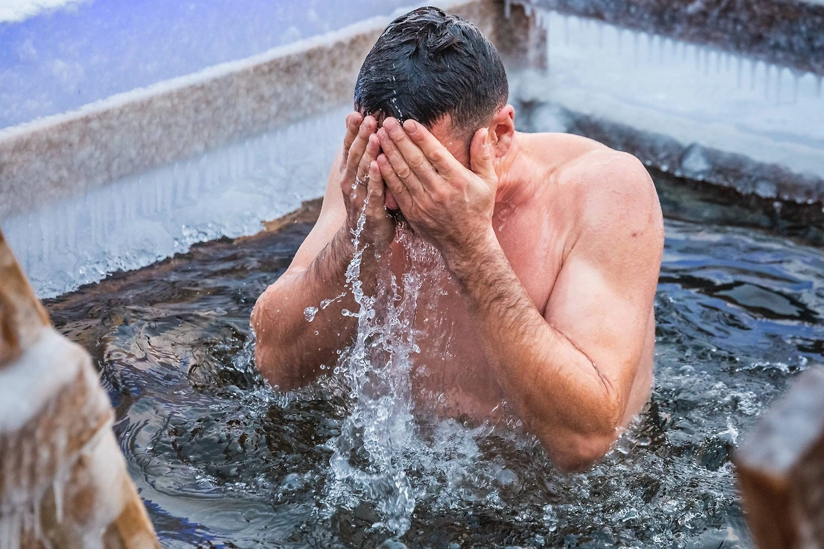Купания в проруби на Крещение: традиция или обязанность для православных. Фото © Shutterstock / FOTODOM / RuslanKphoto