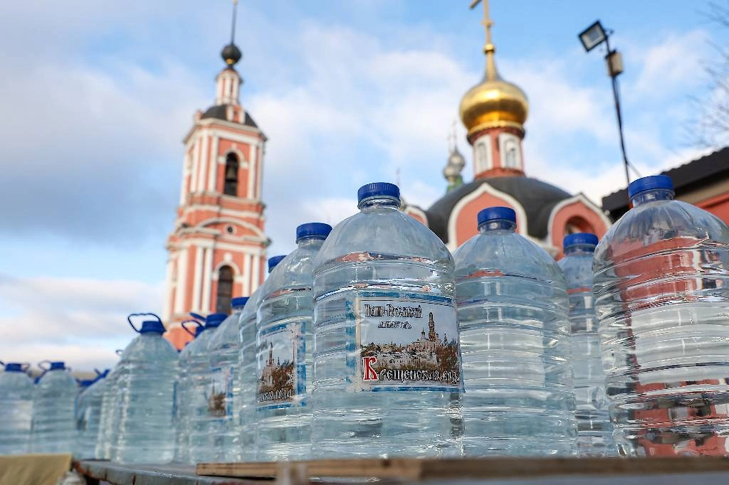 Как хранить святую воду и зачем она нужна.  Фото © ТАСС / Александр Рюмин