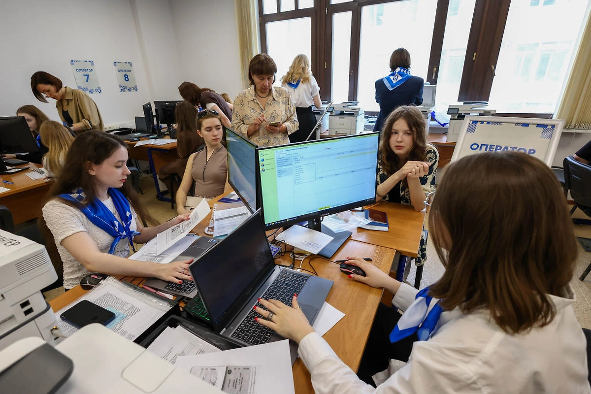 Подать документы в вуз лично можно через приёмную комиссию. Фото © ТАСС / Артём Геодакян